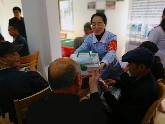 “医疗关怀进社区、爱心义诊暖人心” 主题党日活动