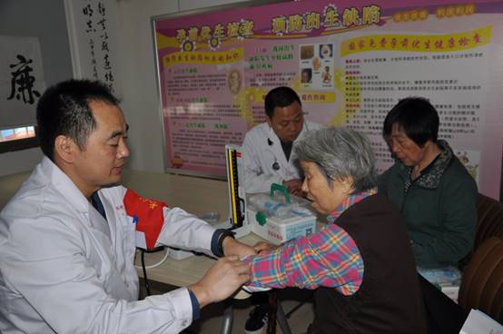 “医疗关怀进社区、爱心义诊暖人心” 主题党日活动