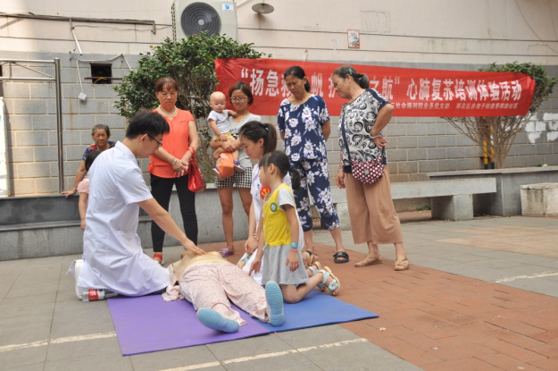 首届“中国医师节” 长沙市精神病老王论坛
医师展风采