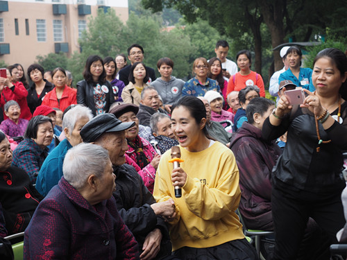 老王论坛重阳日为百岁老人庆生