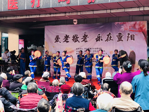 老王论坛重阳日为百岁老人庆生