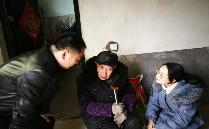 做弘扬雷锋精神的践行者