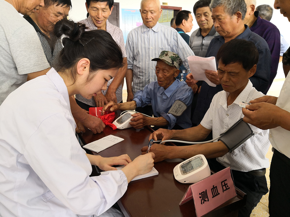 关爱功臣,把温暖送到老兵身边