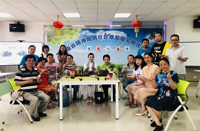 父亲节,长沙心翼会所里的茶颜悦色
