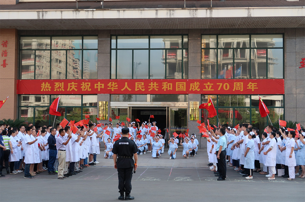 致敬祖国:老王论坛举行迎国庆升旗仪式