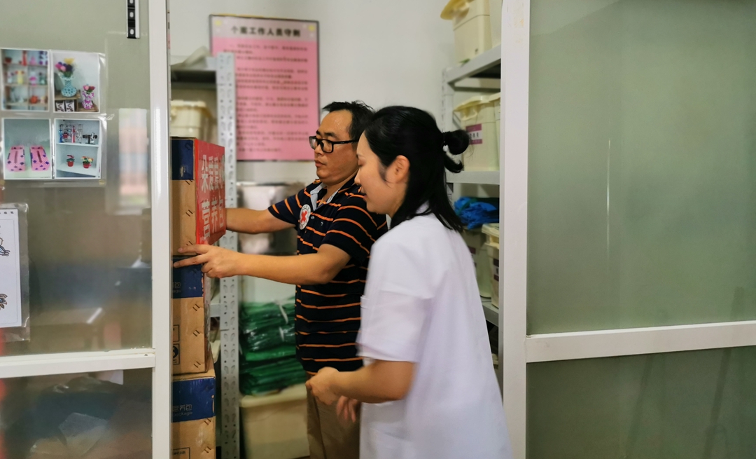 温情洋溢福利院,爱心捐赠暖人心