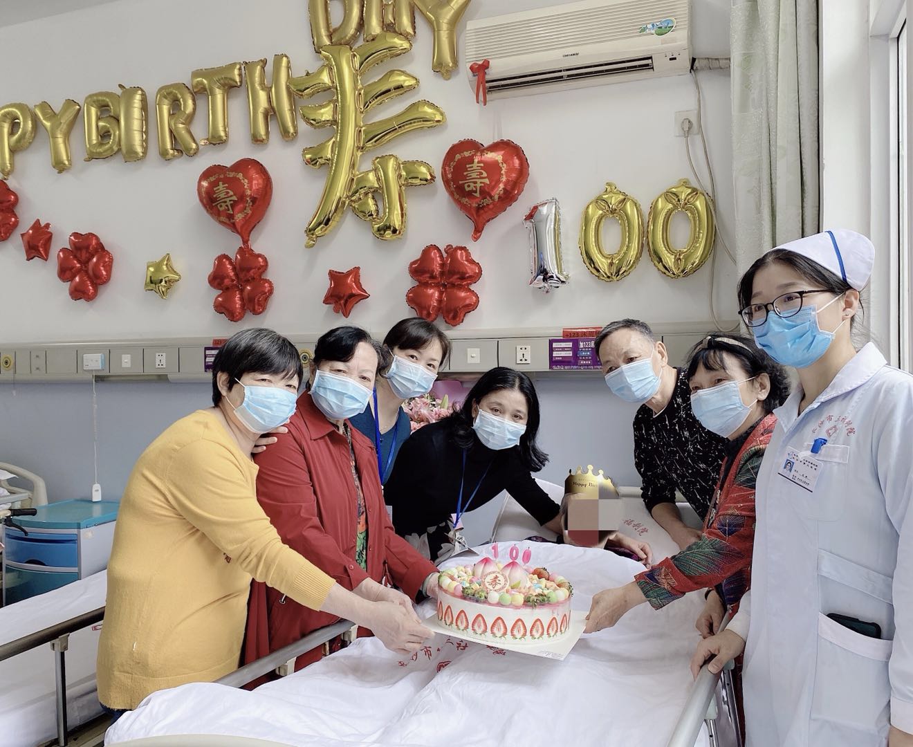 弘扬敬老爱老传统  为百岁老人祝寿