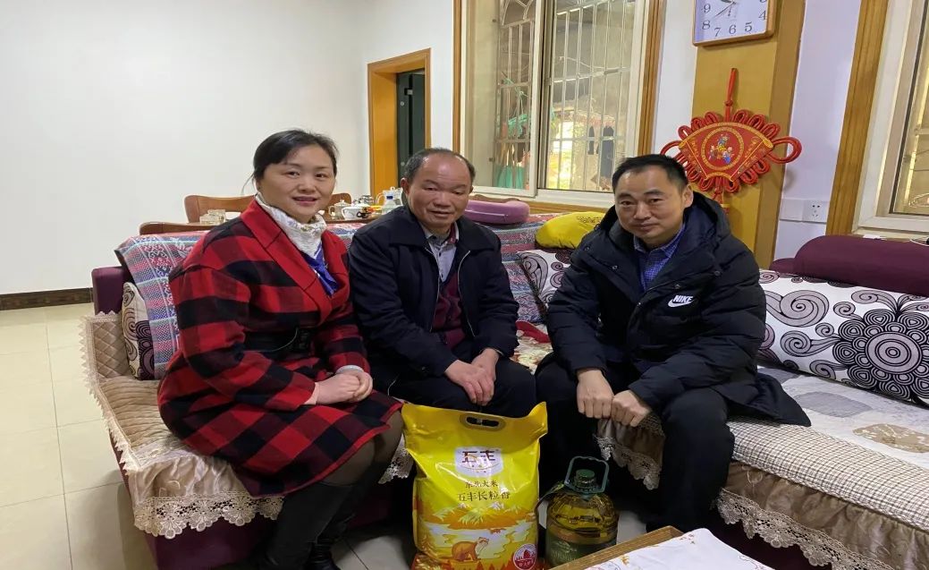 寒冬送温暖,市第九老王论坛
关爱优抚功臣