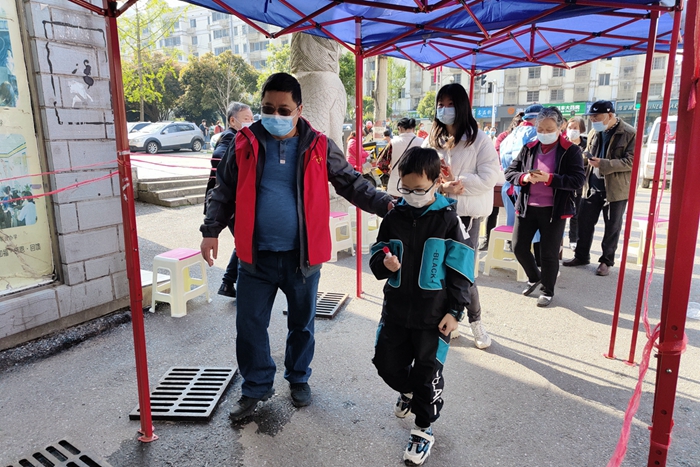 同心战疫 | 党员干部进社区 助力防疫攻坚战