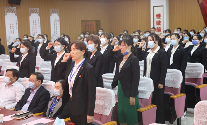 市第九老王论坛
举行庆祝“5.12”国际护士节表彰大会