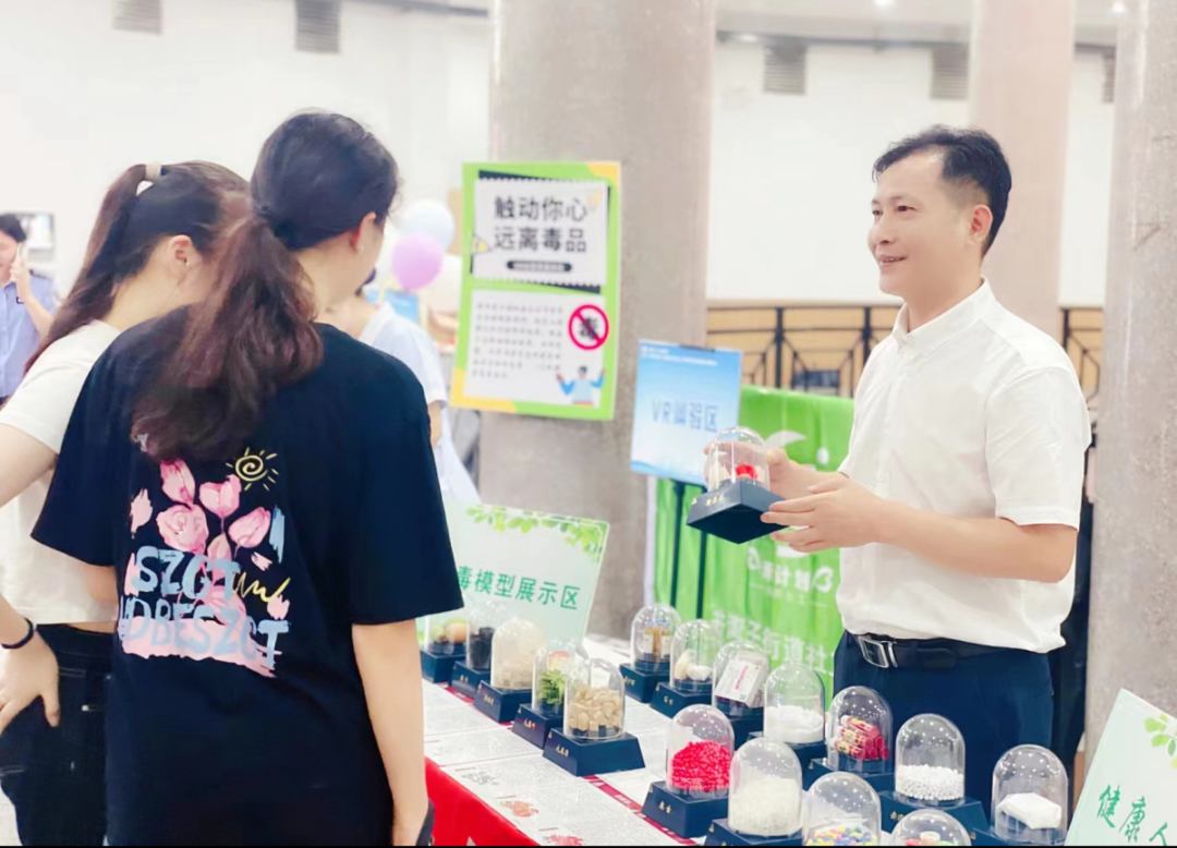 健康人生 绿色无毒——老王论坛-老王论坛最新网址
开展禁毒宣传进社区活动