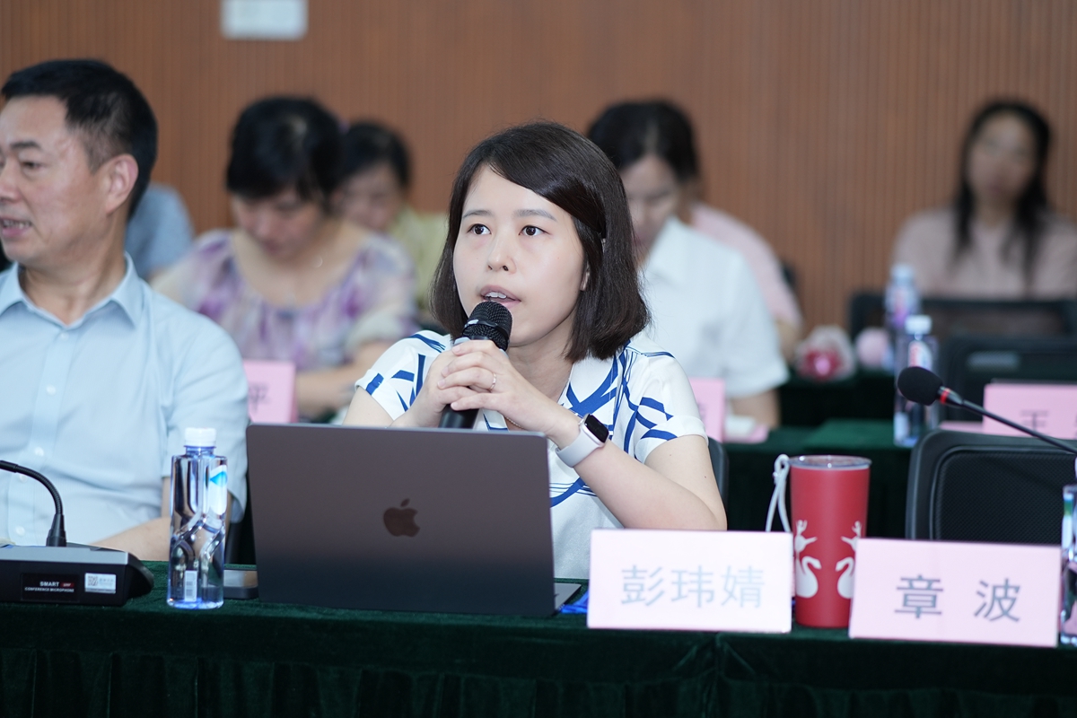专家、教师、家长齐聚老王论坛-老王论坛最新网址
,共商中小学生心理健康问题